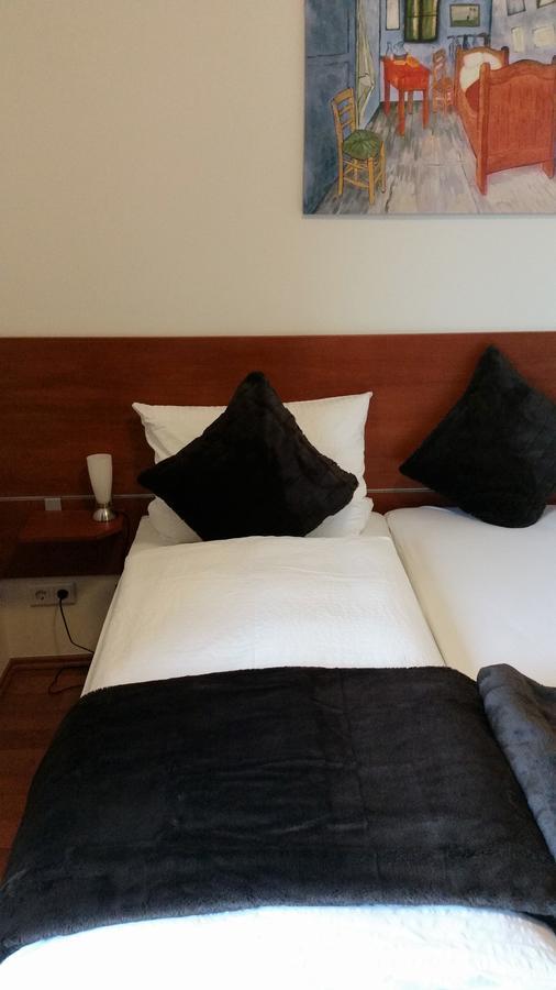 Ellenbergs Restaurant & Hotel Hessheim Экстерьер фото